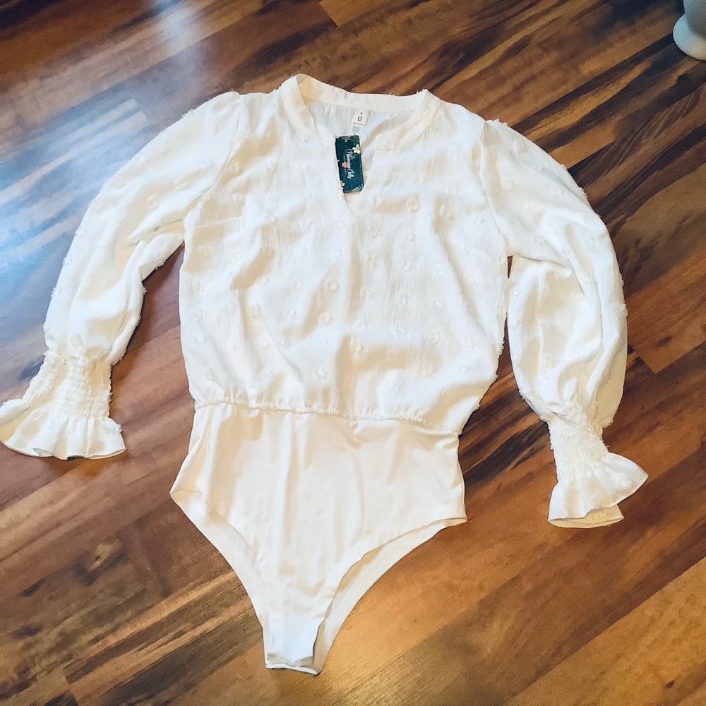 New Blooming Jelly Medium long sleeve white tufted bodysuit
